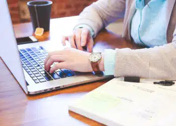 Les bienfaits insoupçonnés d'un repose-pieds au bureau !