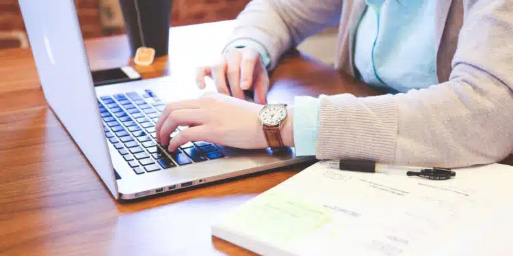 Les bienfaits insoupçonnés d'un repose-pieds au bureau !